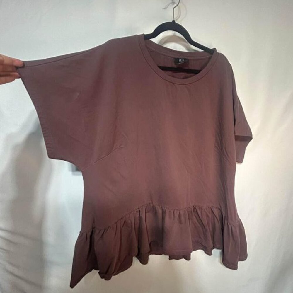 Womans loose ruffle hem t-shirt. Dark mauve. Size XXL. Soft and stretchy.